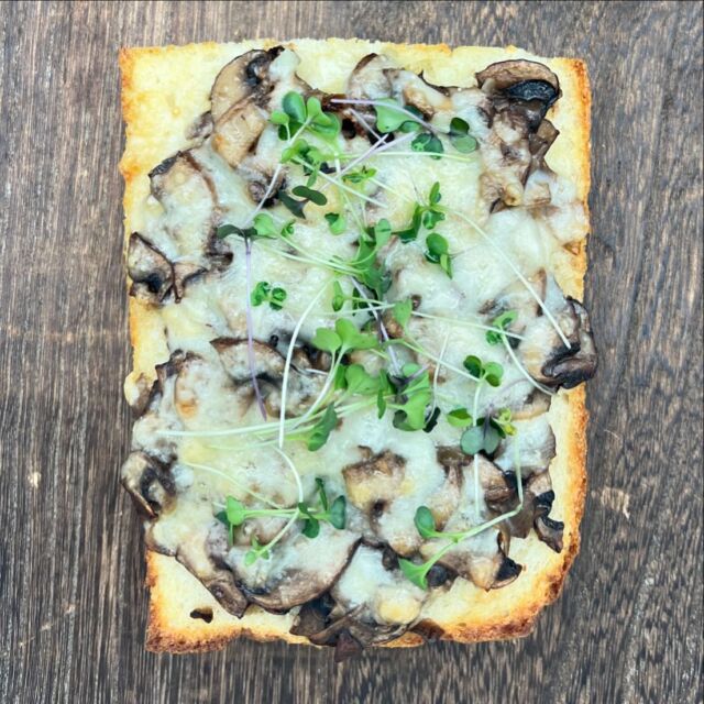 Bella mushrooms & Gruyère 🧀 cheese Pizzetta will be your next favorite lunch staple in Riverdale

#glutenfree #glutenfreebakery #lapizzetta #pizzetta #glutenfreepizzetta #glutenfreelunch