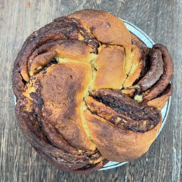 It wasn’t easy to R&D this Gluten-free Babka. Many attempts finally paid off the challenge our Genie 🧞‍♂️ @derrick_paez delivered 🤩

Get early to @hastingsfarmersmarket @pvillefm @mcgolrickparkfarmersmarket get one - we only baked a few this weekend! 

#glutenfree #glutenfreebabka #chocolatebabka #glutenfreebakery #glutenfreecake #tellyourfriends