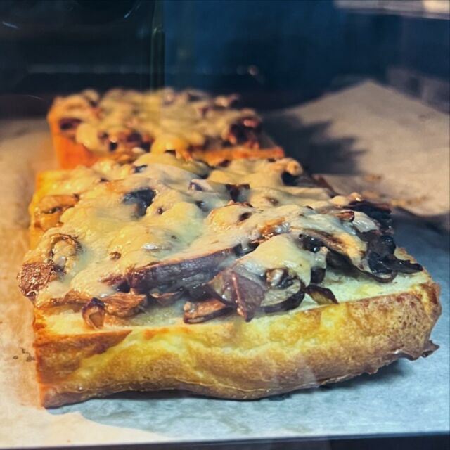 🆕 Mushroom PIZZETTA was an instant hit with our regulars at our 3 farmer’s markets locations this past weekend! 🍞Gluten-free Focaccia Slathered with Bella Mushrooms & Gruyère Cheese 🧀 

#glutenfreefocaccia #glutenfreebread #glutenfree #glutenfreebakery #focaccia #pizzetta